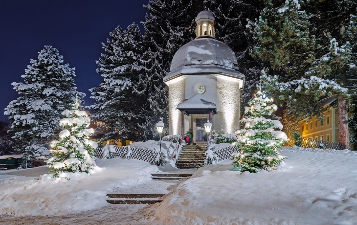 winterliche Stille Nacht Kapelle in Oberndorf bei Salzburg, Österreich