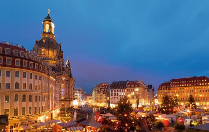 Weihnachtsmarkt auf dem Neumarkt in Dresden, Deutschland