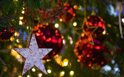 Christbaumkugeln hängen in einem Weihnachtsbaum