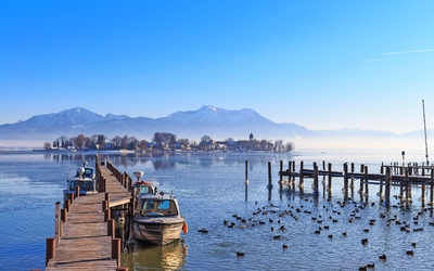 Anlegestelle in Gstadt mit Fraueninsel im Hintergrund an einem kalten Wintertag