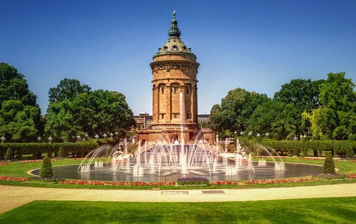 Mannheims Wasserturm und Wasserturmanlage mit Brunnen